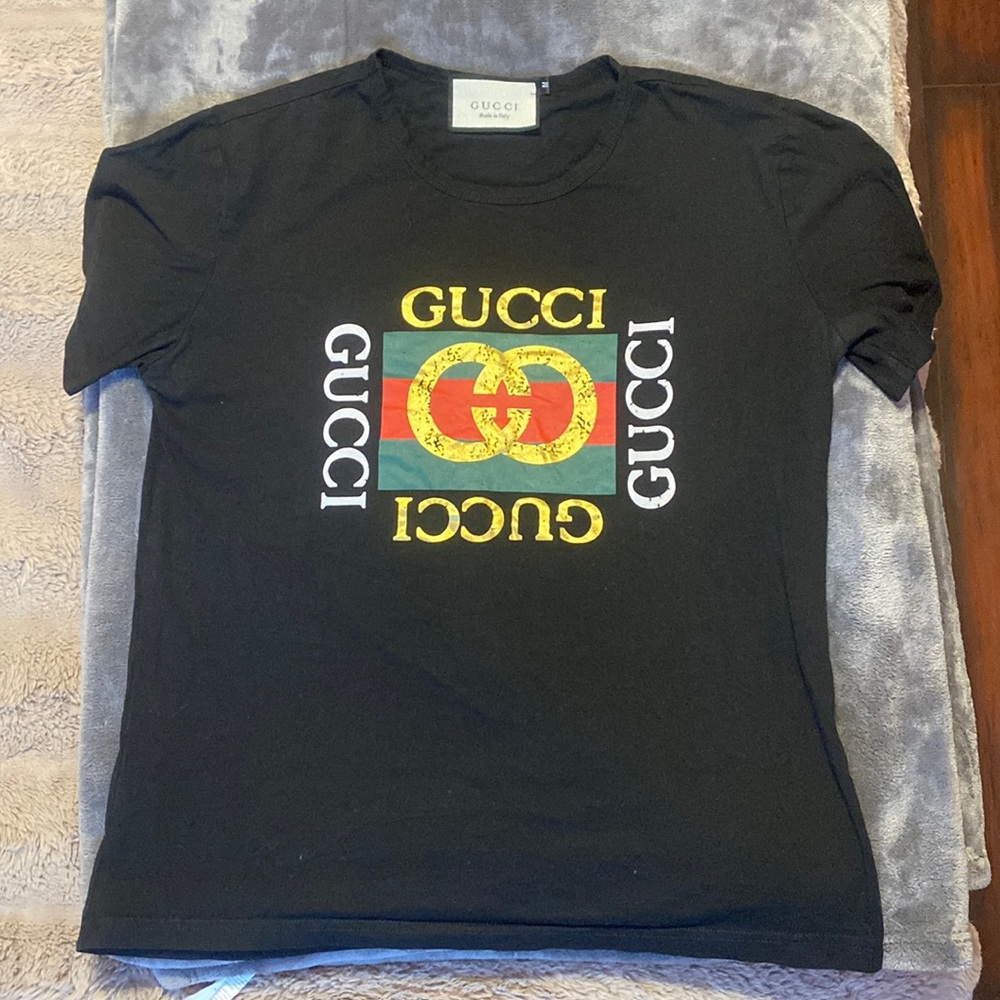 Gucci tshirt size medium women.